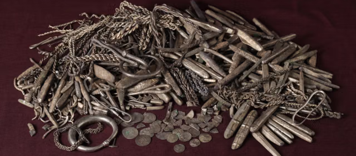 Un hombre descubre en su jardín el mayor tesoro de plata de la época vikinga de Dinamarca