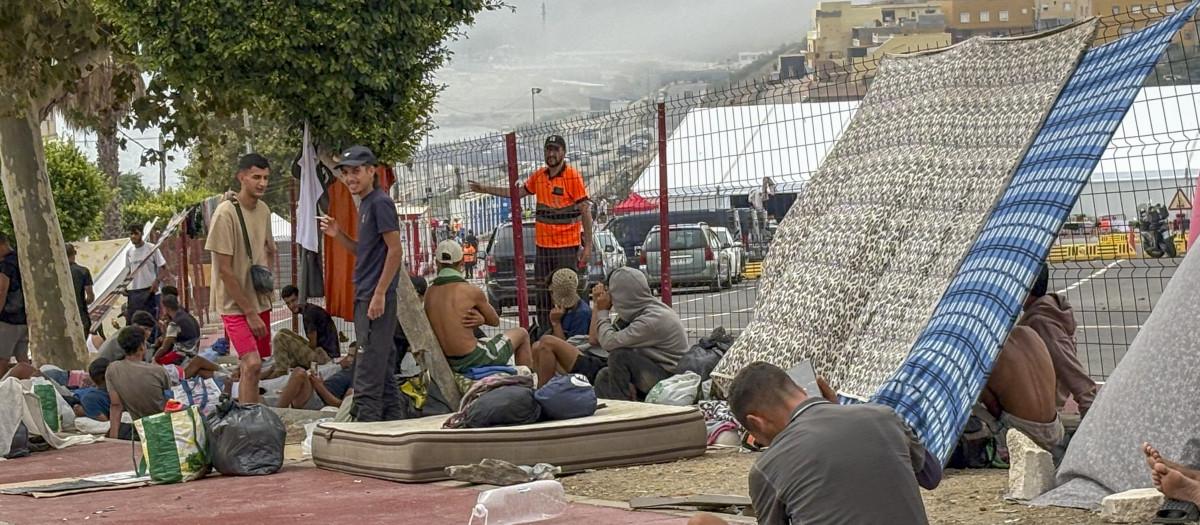 Miles de inmigrantes continúan instalados en las calles de Ceuta sin que se vea una solución cercana
