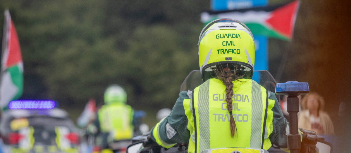 Guardias civiles en su labor para la Vuelta a España