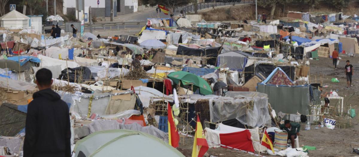 Vista de las tiendas de campaña y construcciones improvisadas por los inmigrantes asentados en la playa del Trampolín