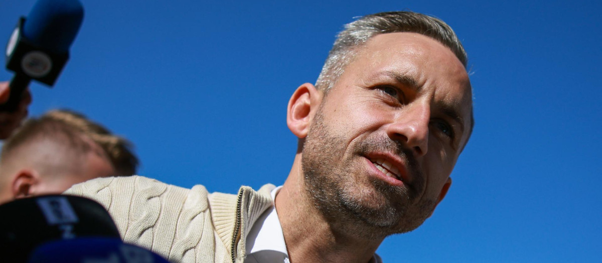 TANGERMUENDE (Germany), 06/09/2026.- The far-right Alternative for Germany (AfD) party's lead candidate in Saxony-Anhalt, Ulrich Siegmund, speaks to the media after voting at a polling station in Tangermuende, Germany, 06 September 2026. Voters in Saxony-Anhalt are casting ballots to elect a new state parliament. (Elecciones, Alemania) EFE/EPA/CLEMENS BILAN