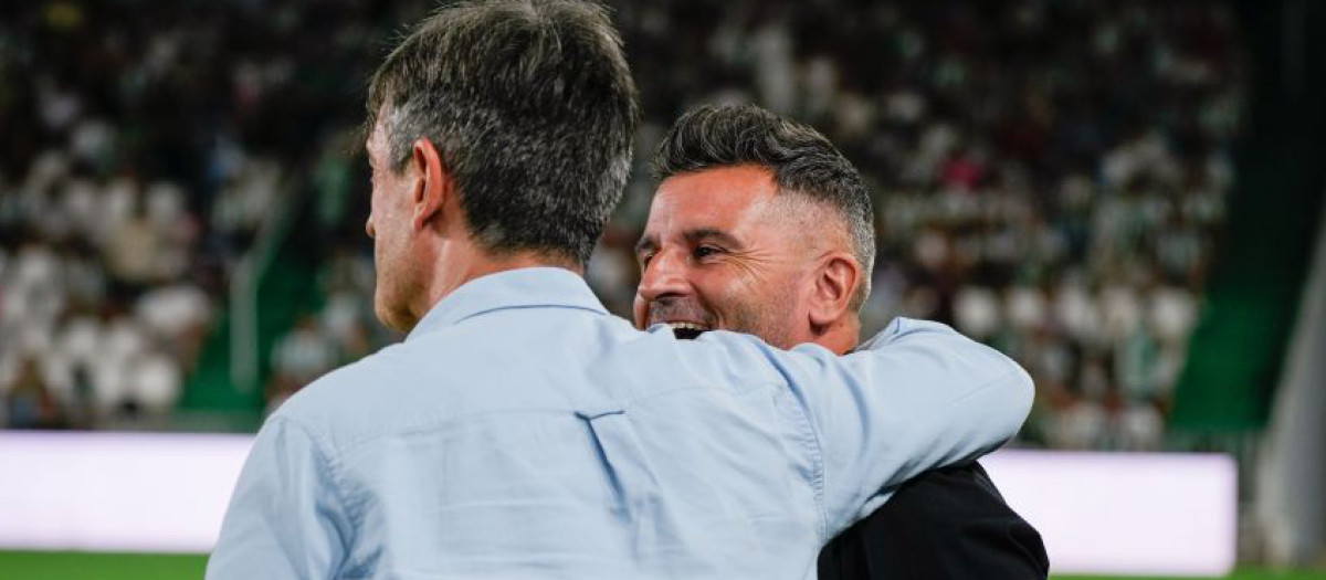 Iván Ania saludando a Pacheta en el partido anterior del Córdoba
