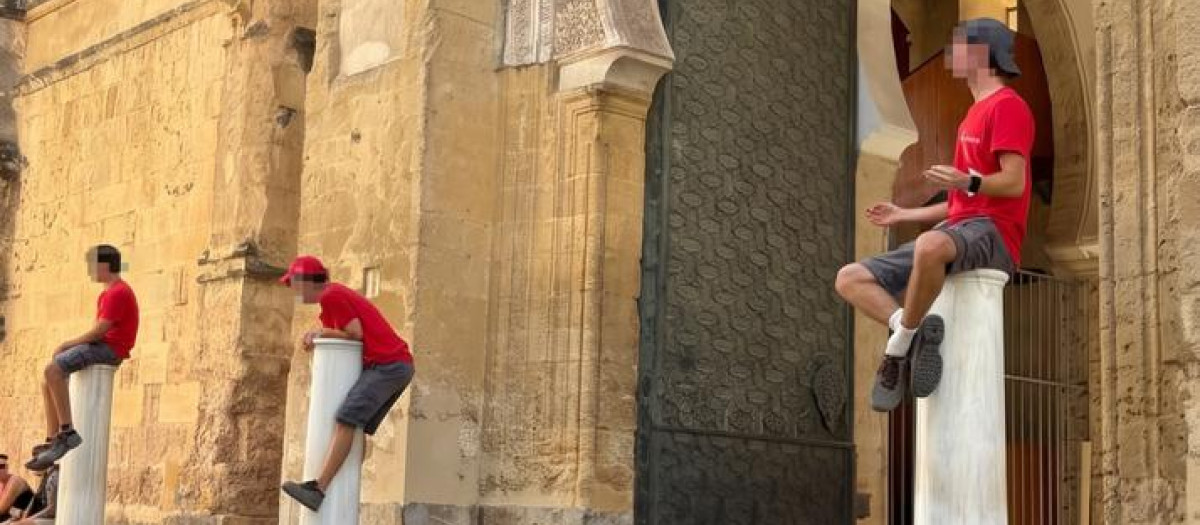 Jóvenes realizando un acto vandálico en la Catedral de Córdoba