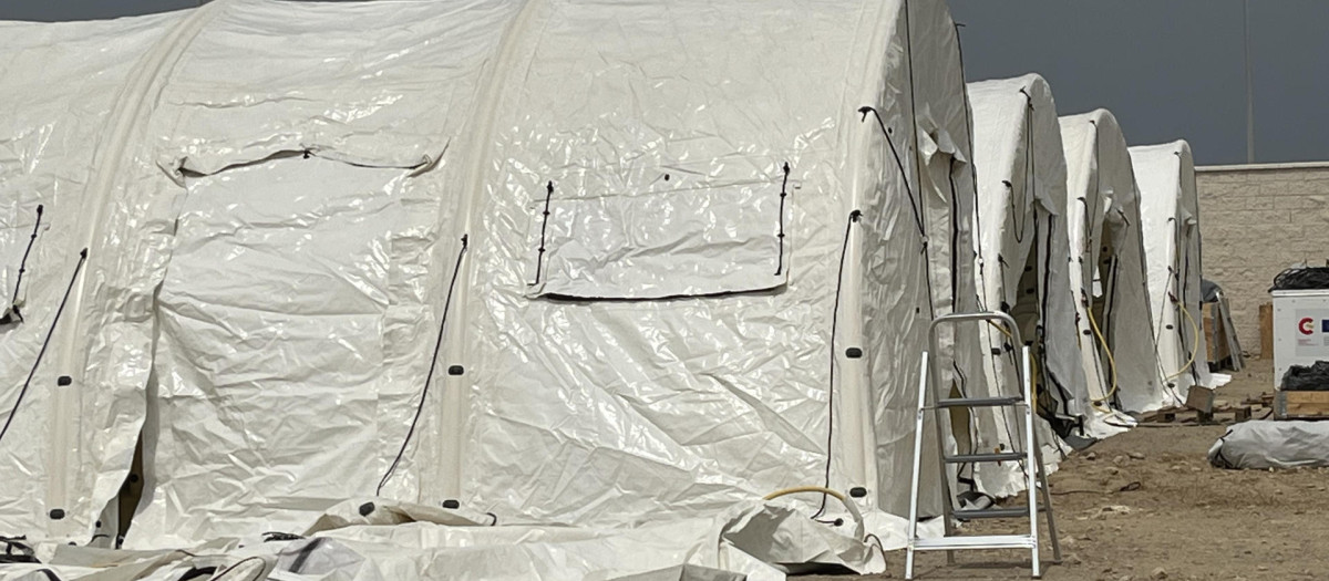 Carpas para inmigrantes instaladas por el Gobierno en el Puerto de Ceuta
