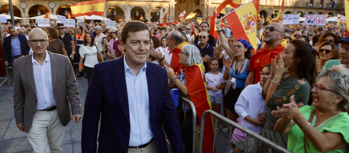 El presidente de la Junta de Castilla y León, Alfonso Fernández Mañueco, asistió a la concentración en apoyo a Ceuta