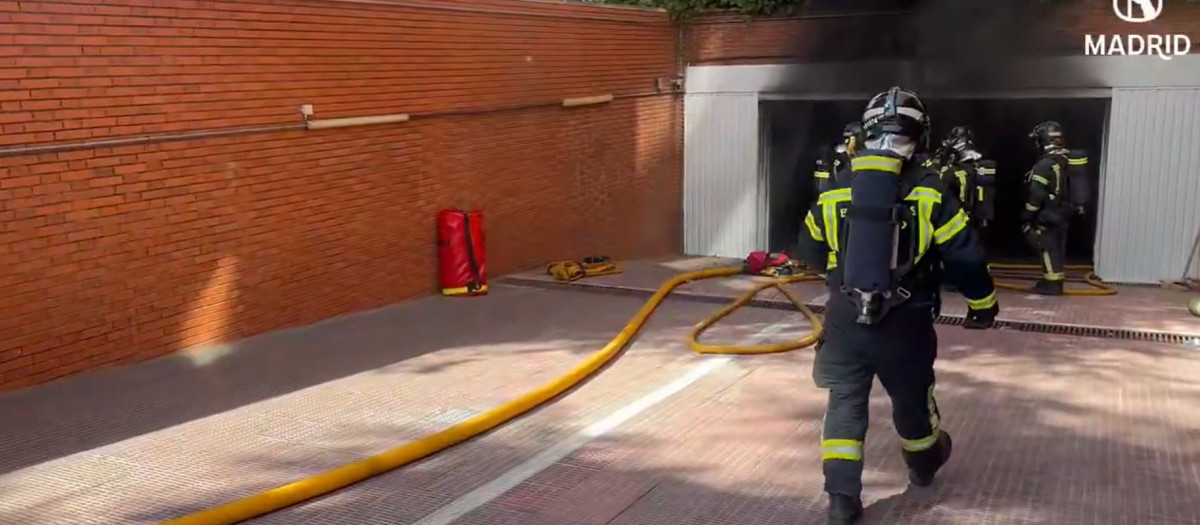 Bomberos de Madrid en el incendio de un garaje en Chamartín

REMITIDA / HANDOUT por EMERGENCIAS MADRID
Fotografía remitida a medios de comunicación exclusivamente para ilustrar la noticia a la que hace referencia la imagen, y citando la procedencia de la imagen en la firma
06/9/2026