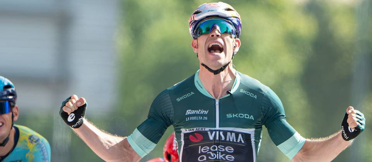 Van Aert entrando vencedor en la meta de Córdoba, como en 2024