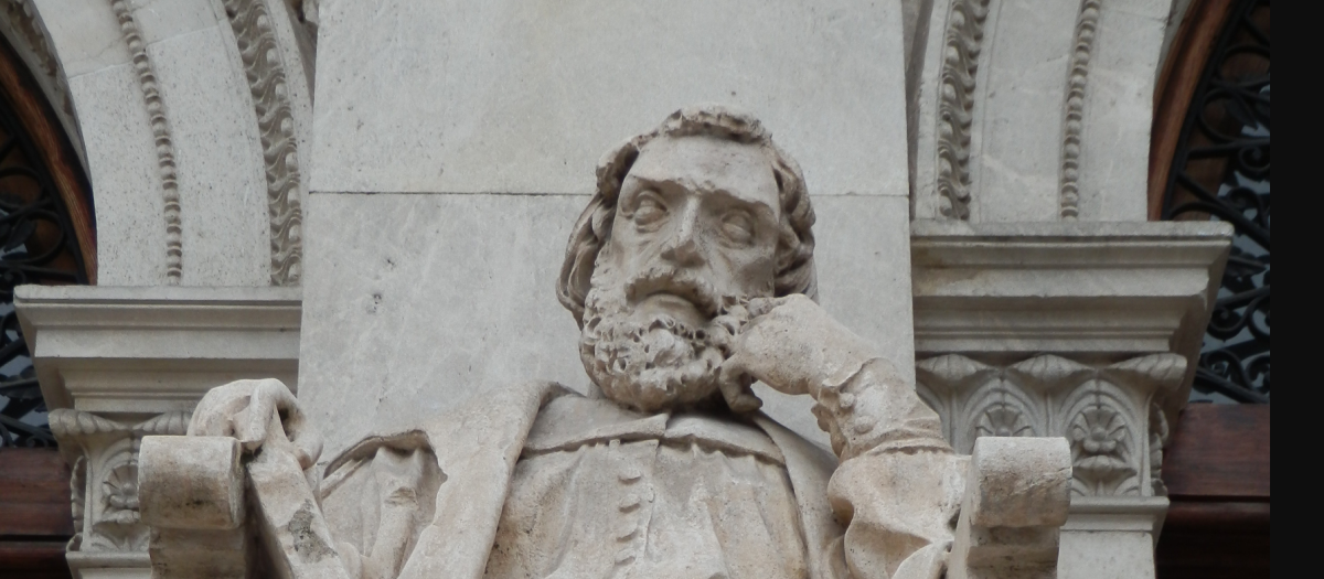 Estatua dedicada a Miguel Servet, obra de Dionisio Lasuén, en el Paraninfo de la Universidad de Zaragoza