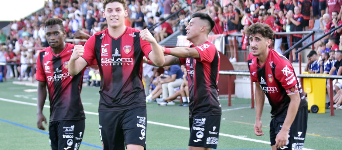 Los jugadores del Salerm Puente Genil celebrando uno de los goles de Juan María