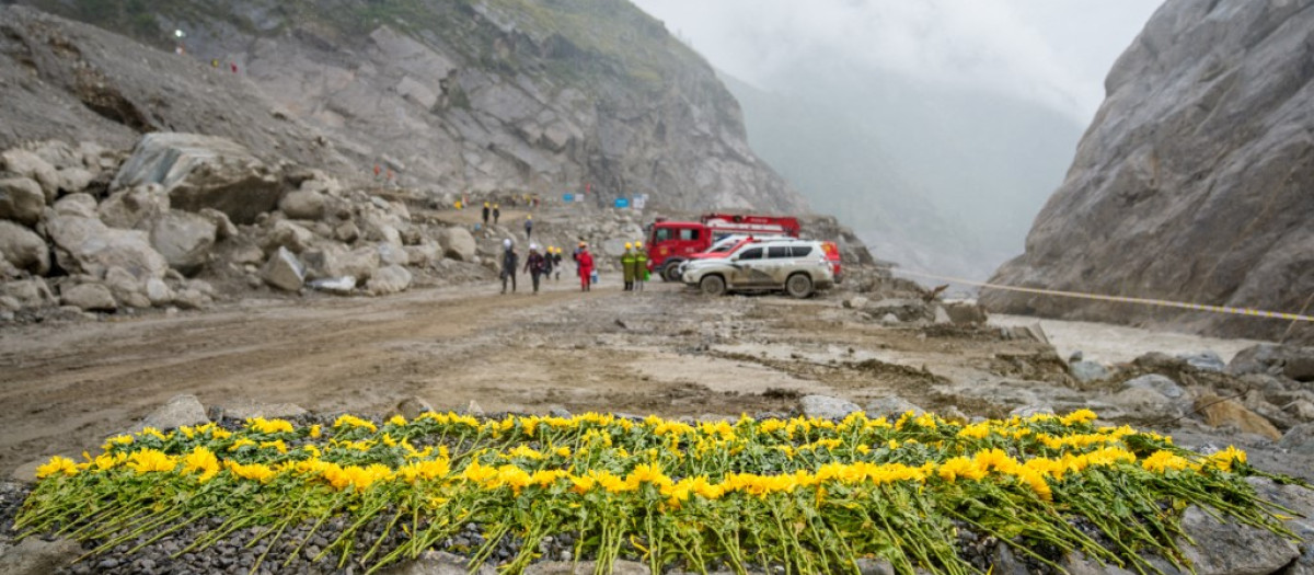 Flores en la zona más afectada por el deslizamiento de tierra en el puerto de Gyirong, en la frontera entre China y Nepal, este domingo
