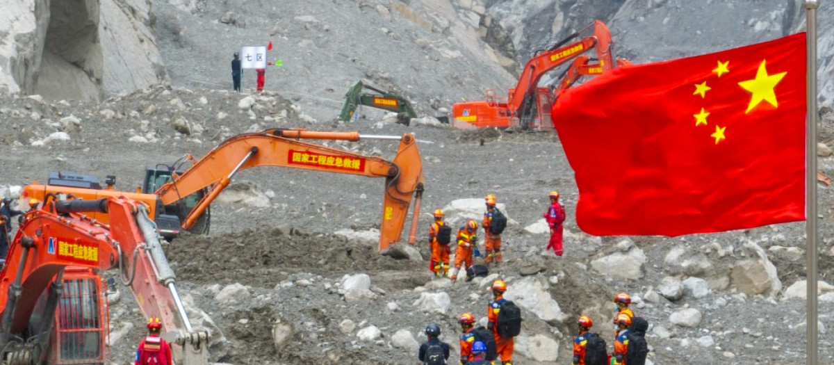 Rescatistas trabajan en la zona más afectada por el deslizamiento de tierra en el puerto de Gyirong