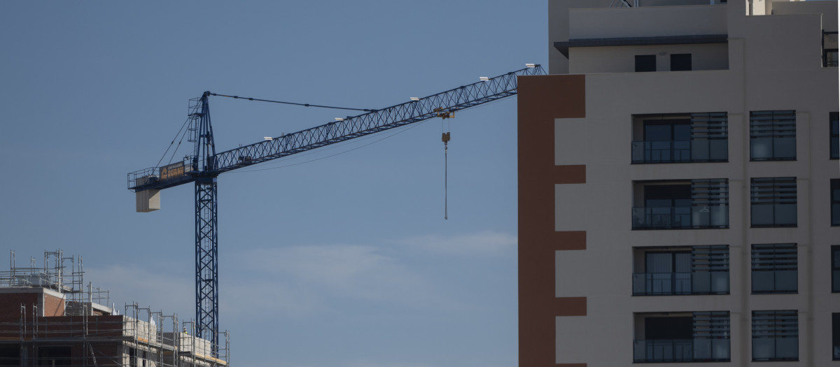 Una grúa en una zona de construcción de edificios en Madrid