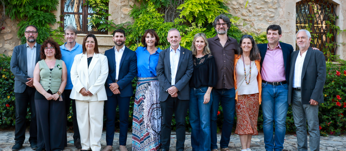 Carot, en el centro, junto con su equipo