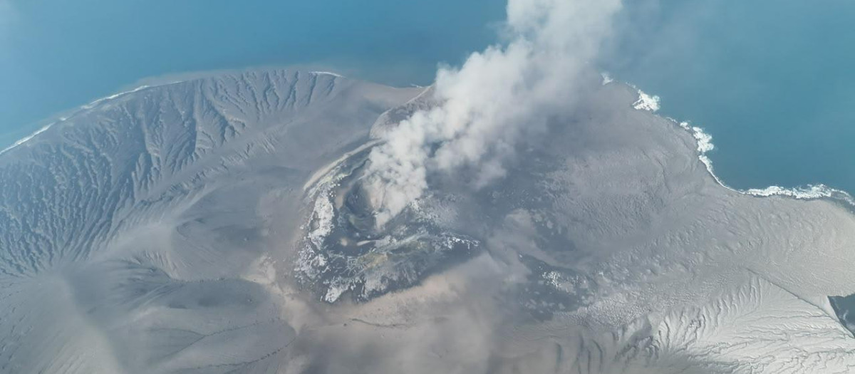 Imagen aérea del volcán Anak Krakatau