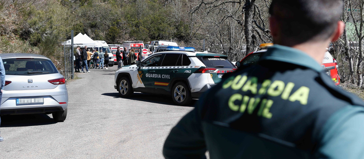 fectivos de emergencias durante las labores de búsqueda de las víctimas del accidente en la mina de Cerredo, a 31 de marzo de 2025, en Degaña, Asturias (España)