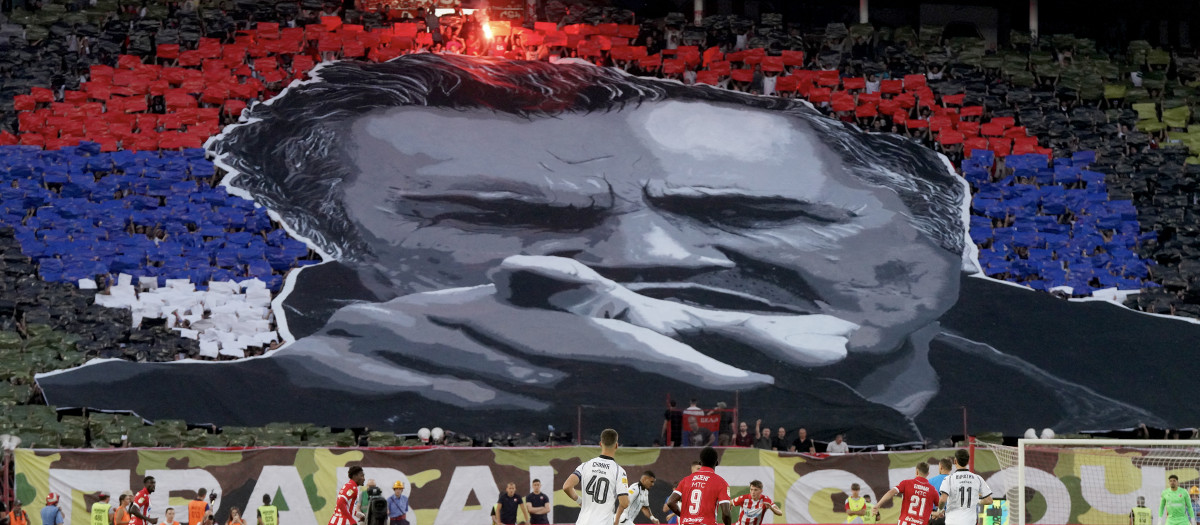 La afición del Estrella Roja despliega un tifo en honor a Ratko Mladic