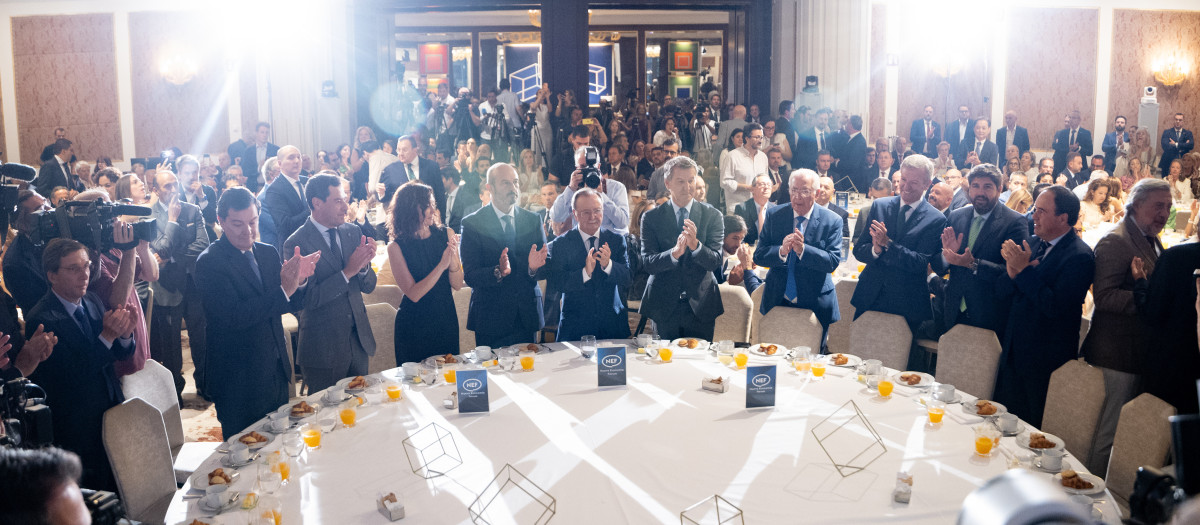 El presidente de la Junta de Castilla y León, Alfonso Fernández Mañueco, el presidente de la Junta de Andalucía, Juanma Moreno, la presidenta de la Comunidad de Madrid, Isabel Díaz Ayuso, el presidente del Senado, Pedro Rollán, el presidente de la Ciudad Autónoma de Ceuta, Juan Jesús Vivas Lara, el presidente Nacional del Partido Popular, Alberto Núñez Feijóo, el presidente de la Xunta de Galicia, Alfonso Rueda, el presidente de la Región de Murcia, Fernando López Miras, y el presidente del PP de Castilla-La Mancha, Paco Núñez, durante un desayuno informativo de Fórum Europa, en el Four Seasons Hotel Madrid, a 7 de septiembre de 2026, en Madrid (España).

Eduardo Parra / Europa Press
07/9/2026