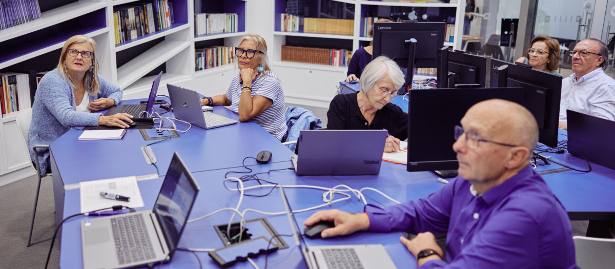 Personas mayores en un taller sobre competencias digitales
