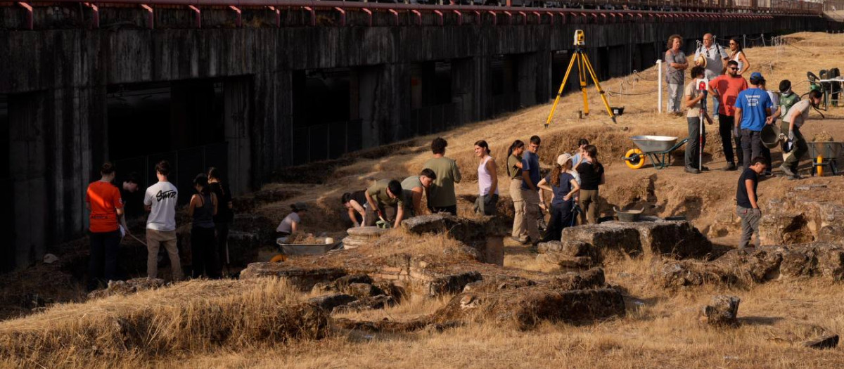 Los arqueólgos, trabajando en el yacimiento de Cercadilla