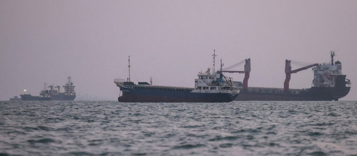Unos buques navegan por el estrecho de Ormuz, frente a la costa de la ciudad portuaria de Bandar Abbas, en el sur de Irán