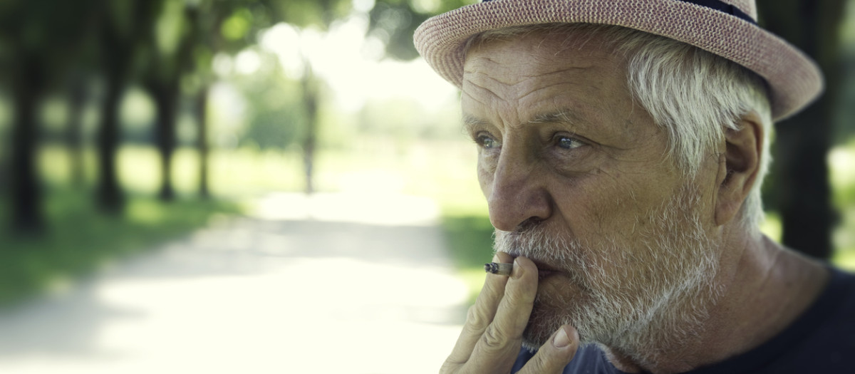 Anciano fumando