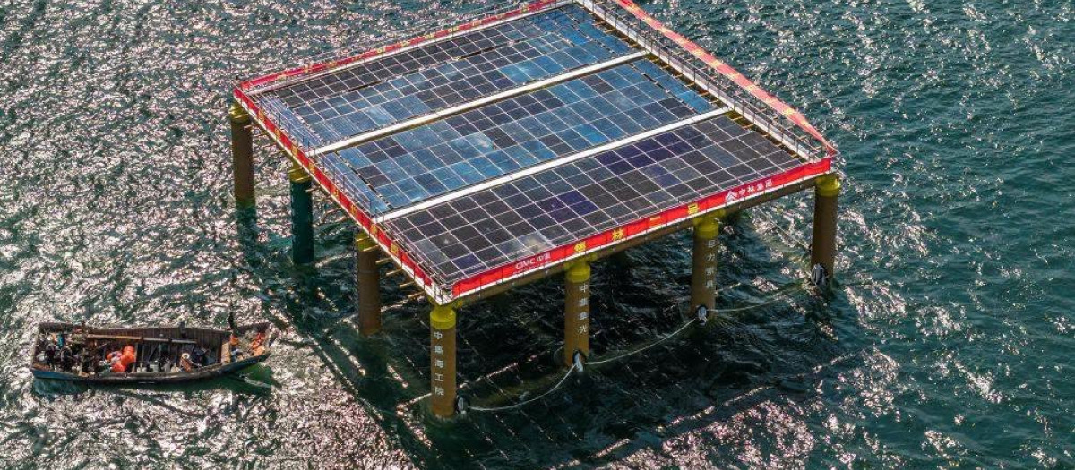Plataforma solar hecha de bambú
