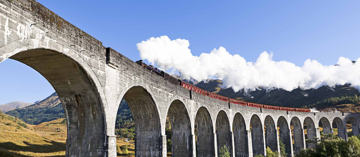 El tren a su paso por el famoso viaducto de Glenfinnan