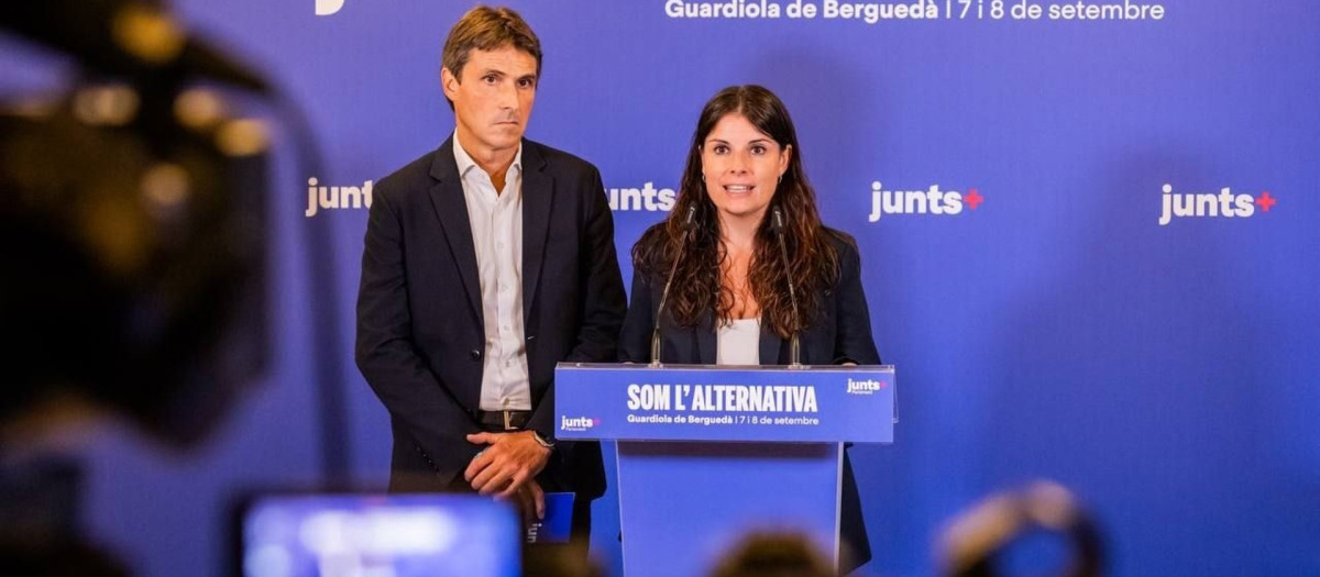 La presidenta de Junts en el Parlament, Mònica Sales, y el portavoz, Salvador Vergés, en una rueda de prensa en Guardiola de Berguedà (Barcelona).

La presidenta del grupo de Junts en el Parlament, Mònica Sales, ha tildado de insólito que el curso escolar en Catalunya empiece con una huelga, y ha señalado al Govern por su gestión: "Terminó el curso en huelga y mañana el curso vuelve a empezar en huelga. Esto no es mala suerte, es claramente mala gestión".

POLITICA 
JUNTS