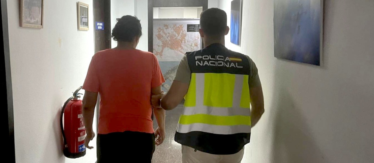 Momento en el que la detenida es trasladada a dependencias policiales.