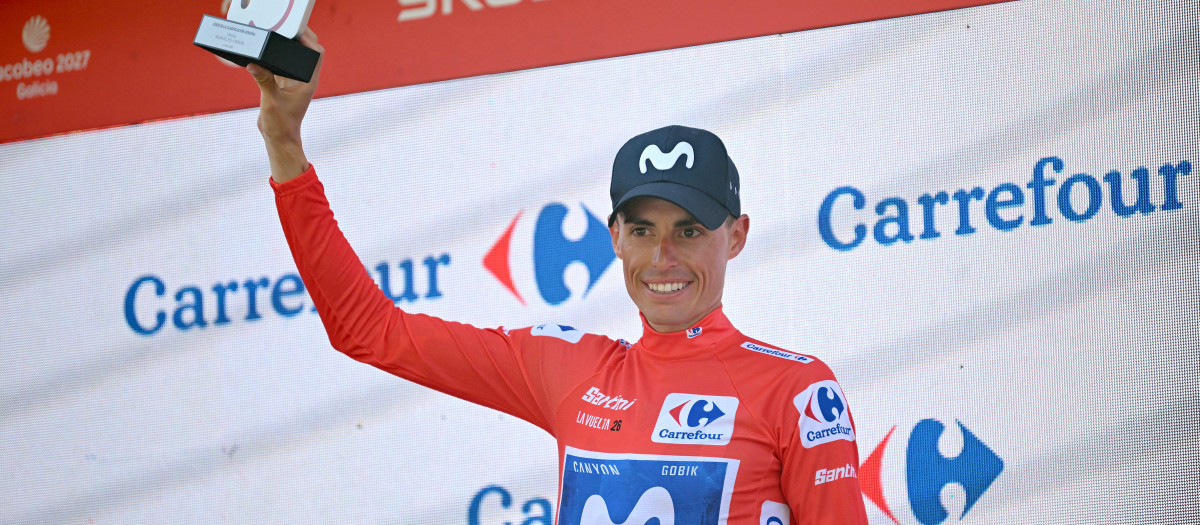 Enric Mas celebra en el podio de la 15ª etapa su condición de líder de la Vuelta