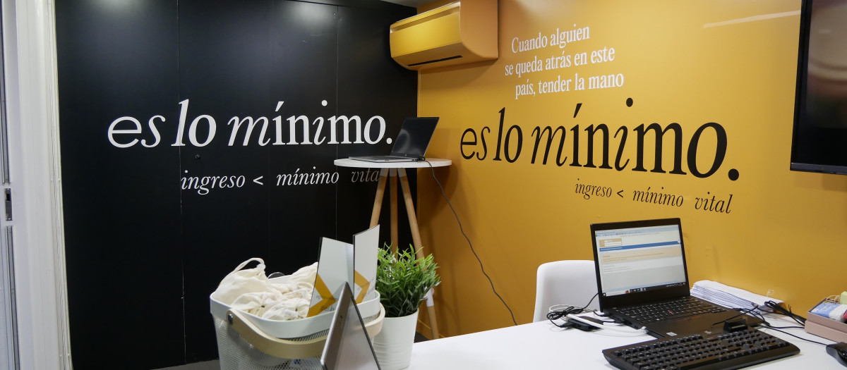 Imagen de una oficina informativa sobre el Ingreso Mínimo Vital