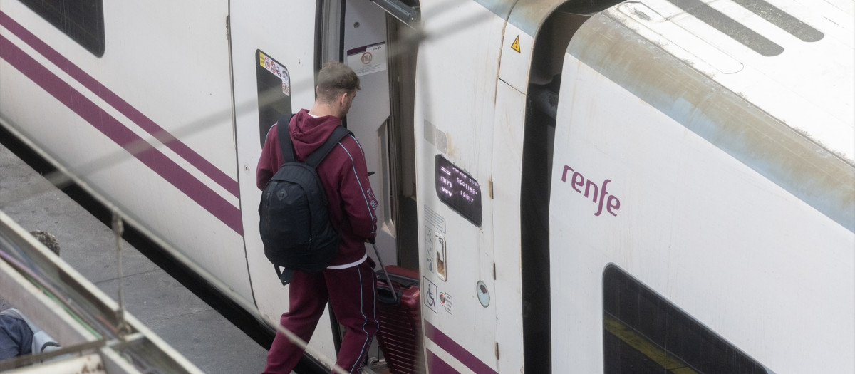 Un viajero coge un tren en la Estación Puerta de Atocha-Almudena Grandes.