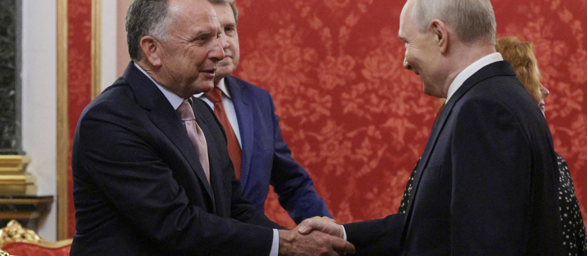 Steve Witkoff, enviado de Donald Trump, saluda a Vladimir Putin en Moscú