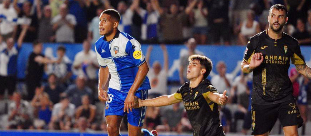 Eder García se lamenta junto a Álex Martín en la acción del 1-0 del Sabadell