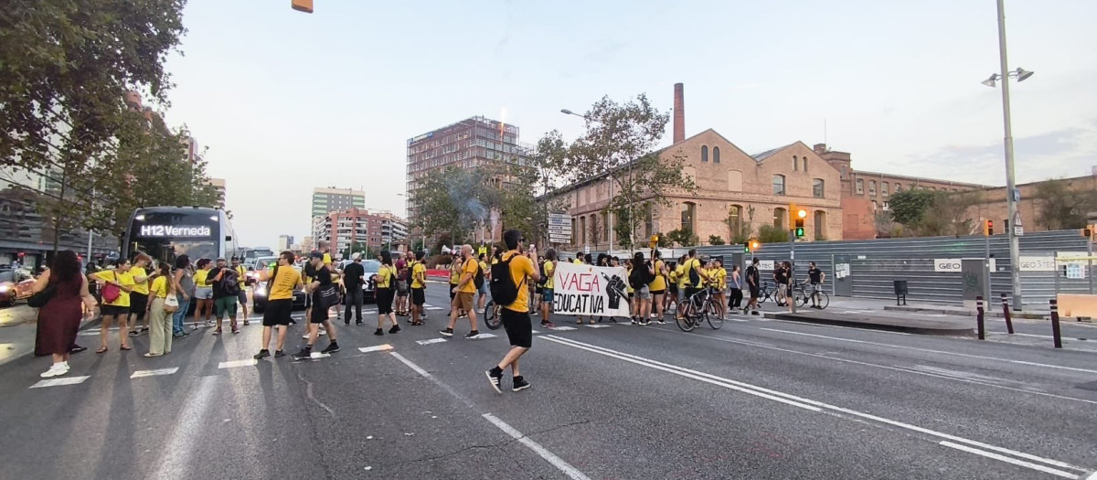Los docentes cortan la Ronda Litoral de Barcelona