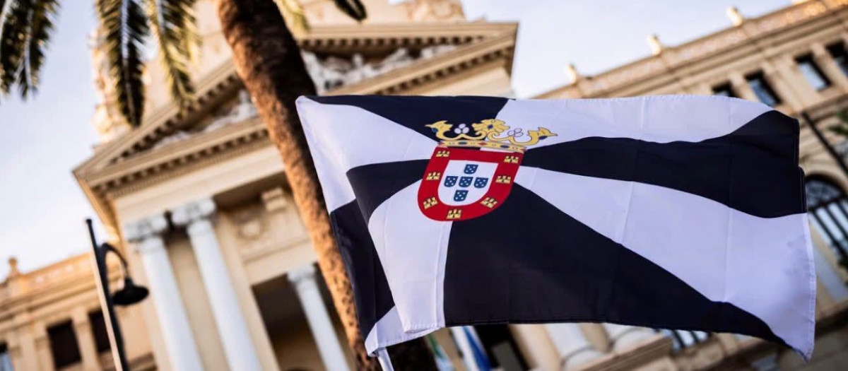 La bandera de Ceuta ondeaba tras la manifestación en el consitorio malagueño