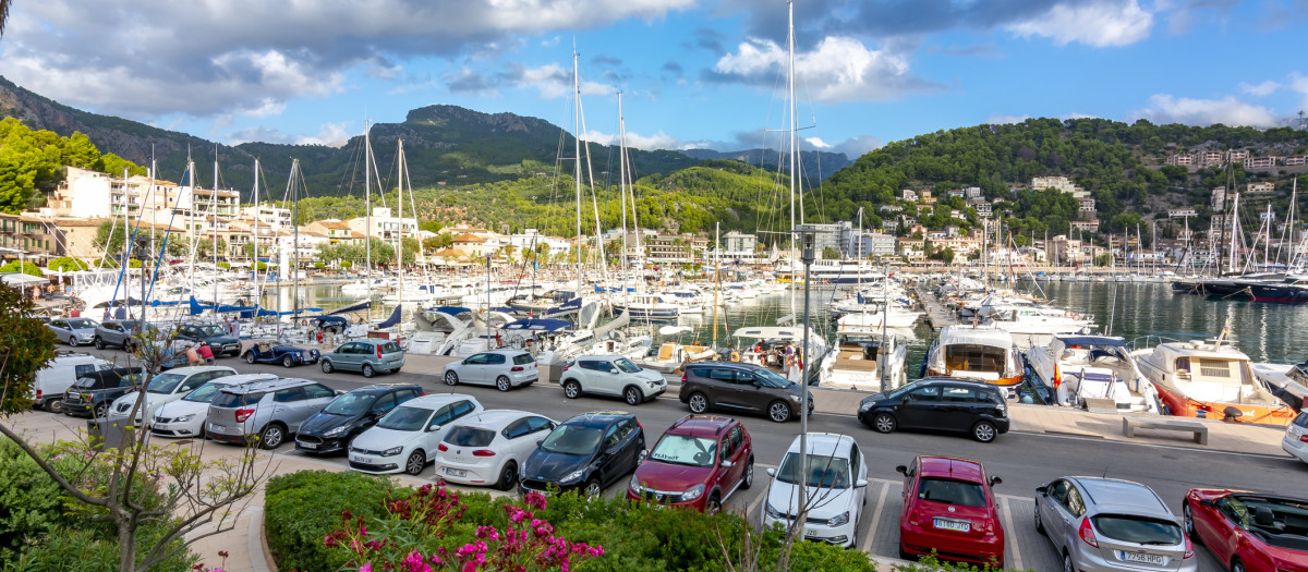 Coches aparcados frente al puerto de Sóller