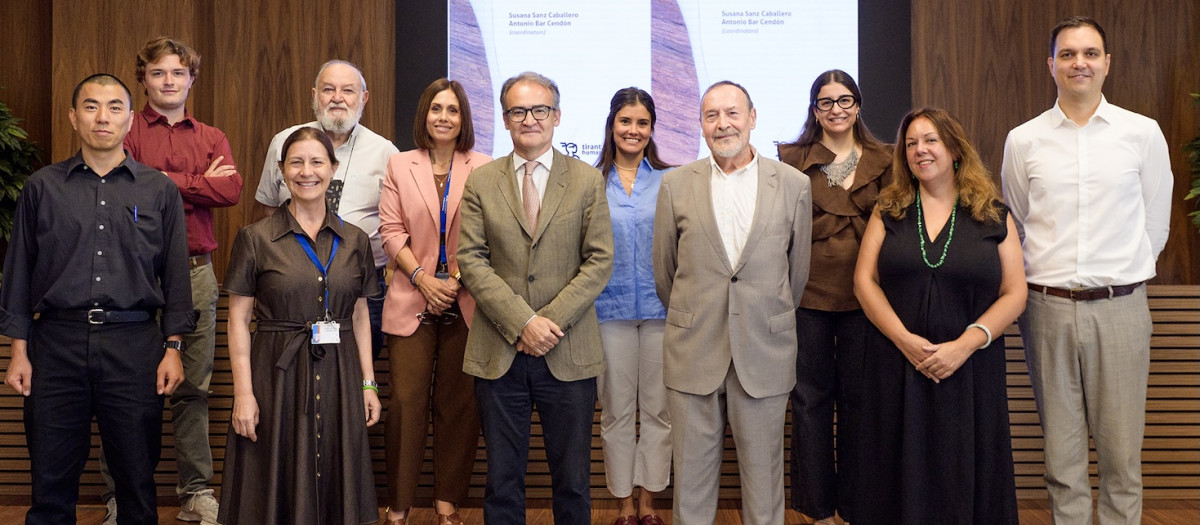 Académicos de ocho universidades, jueces y abogados en la presentación