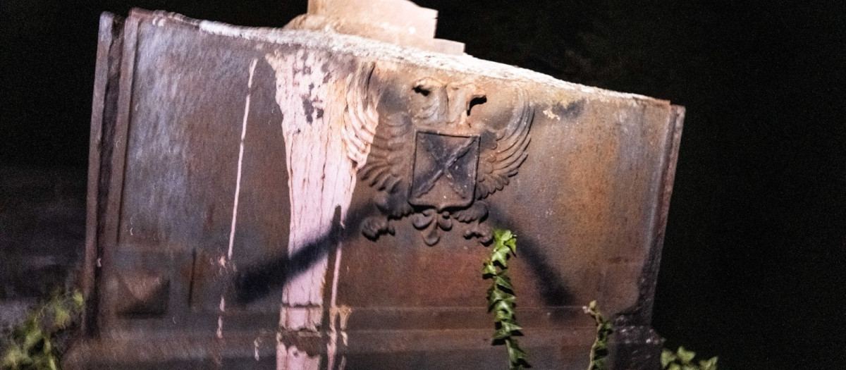 La cruz fue inaugurada en septiembre de 1940 para homenajear a los requetés y soldados del bando franquista