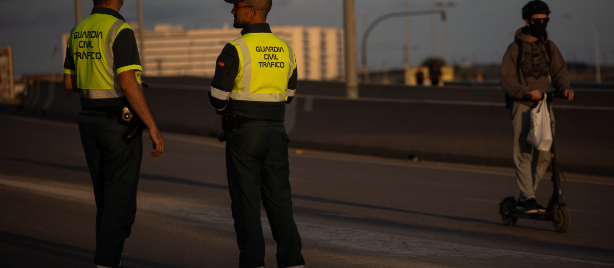 Imagen de dos agentes de la Guardia Civil