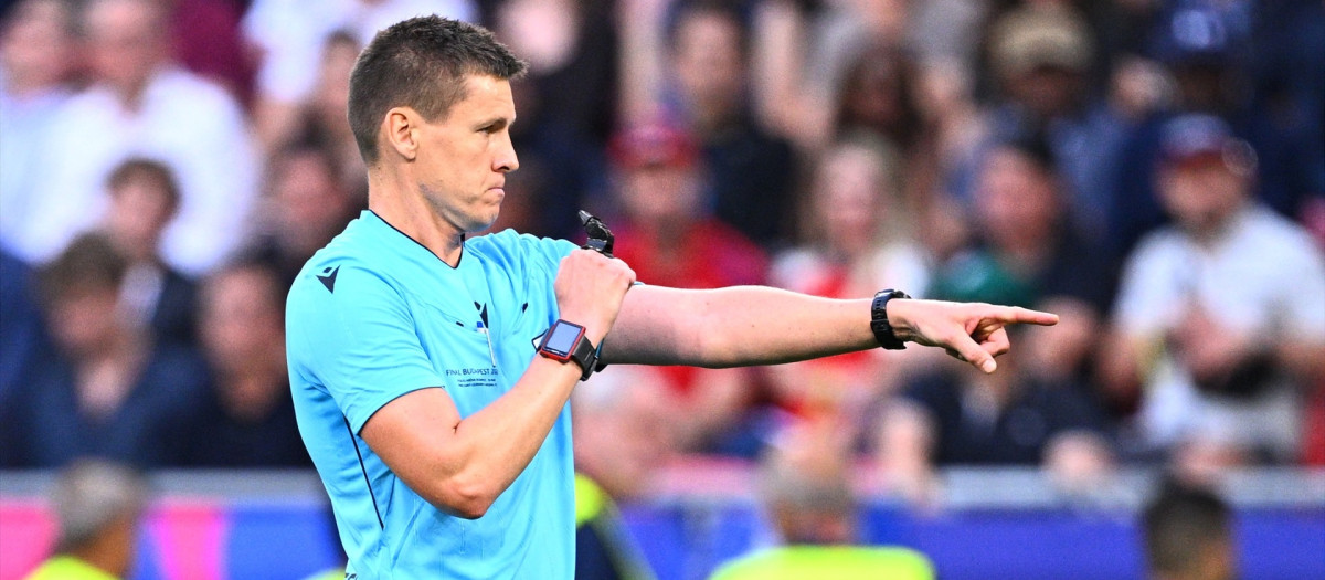 Daniel Siebert, durante la final de la Champions League 2026, PSG - Arsenal