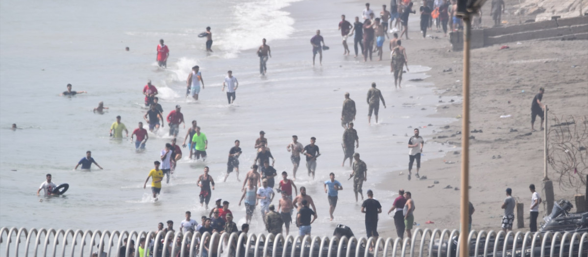Varios migrantes intentan cruzar la frontera a nado, a 30 de julio de 2026, en Ceuta (España). Centenares de personas de origen magrebí han cruzado a lo largo de la mañana de hoy a Ceuta desde Marruecos, a nado y por el espigón, y una multitud está esperando al otro lado de la frontera para poder entrar en la ciudad autónoma de la misma manera. En la última semana lo han hecho ya más de 2.000 migrantes.

Europa Press / Europa Press
30/7/2026