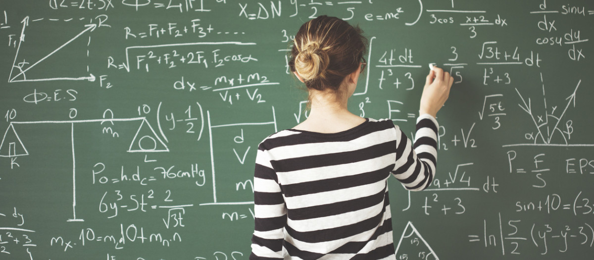 Imagen de una alumna en una clase de matemáticas