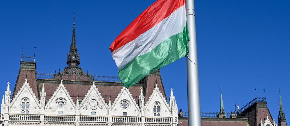 Bandera de Hungría en el centro de Budapest