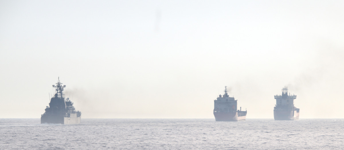El patrullero de la Armada española Tagomago realiza seguimiento de buques rusos en el estrecho de Gibraltar