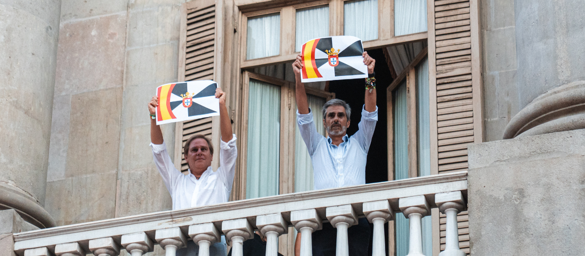 Gonzalo de Oro y Joan Garriga exhiben la andera de Ceuta en el Ayuntamiento de Barcelona