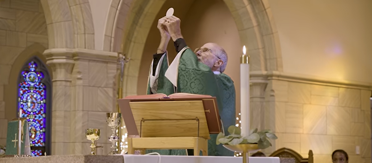 Peter Adamsky celebrando la Santa Misa