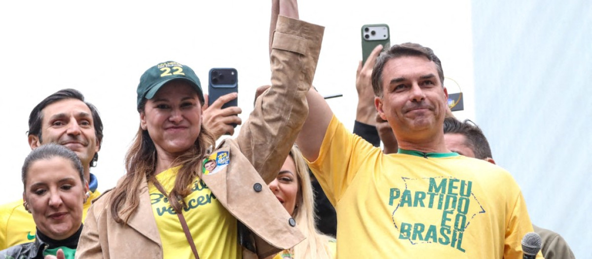 Sao Paulo, SP. 07.09.2026 - Elections-2026 - Presidential candidate for the PL party, Flavio Bolsonaro, and his wife, Fernanda Bolsonaro, during an Independence Day event calling for the removal of President Luiz Inacio Lula da Silva and Supreme Court Justice Alexandre de Moraes, on Paulista Avenue, in downtown Sao Paulo, this Monday, September 7, 2026.(Foto: Marina Uezima/Brazil Photo Press/Brazil Photo Press) INTERNATIONAL (Photo by Marina Uezima / Brazil Photo Press via AFP)
