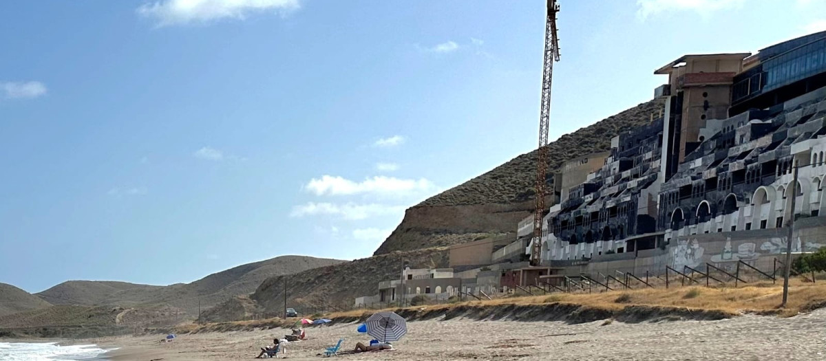 Hotel situado en la playa de El Algarrobico, en Carboneras (Almería).

REMITIDA / HANDOUT por JUNTA DE ANDALUCÍA
Fotografía remitida a medios de comunicación exclusivamente para ilustrar la noticia a la que hace referencia la imagen, y citando la procedencia de la imagen en la firma
08/9/2026