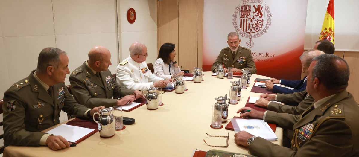 El Rey se reúne en La Zarzuela con la ministra de Defensa, el Jefe de Estado Mayor de la Defensa, el comandante general de Ceuta y los Mandos Operativos